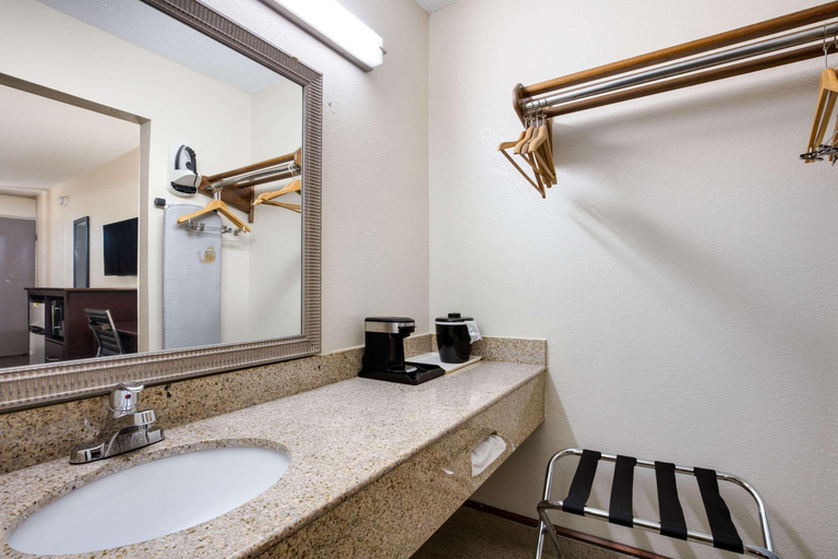 Bathroom 4, Quality Inn Starkville, Oktibbeha