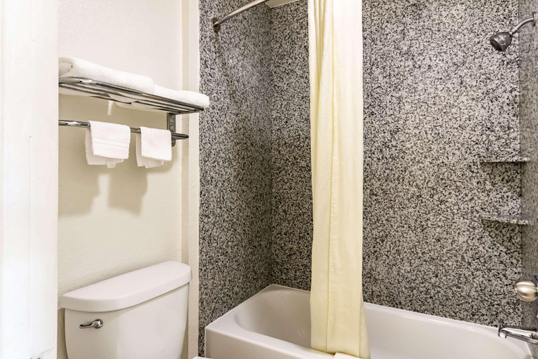 Bathroom 4, Econo Lodge Near Seaworld, Bexar