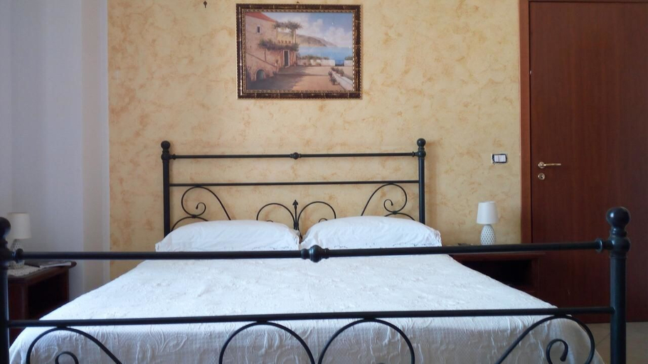 Bedroom 3, Annabella's Country House, Napoli