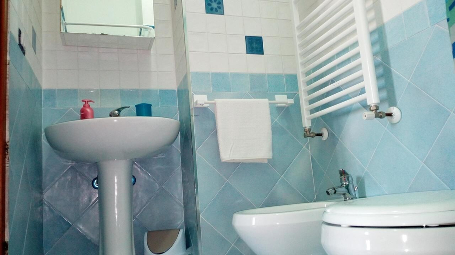 Bathroom 4, Annabella's Country House, Napoli