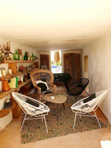 Others 5, Las Fincas de Annie , Baleares