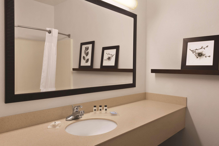Bathroom 4, Country Inn & Suites By Radisson, Bryant, Saline