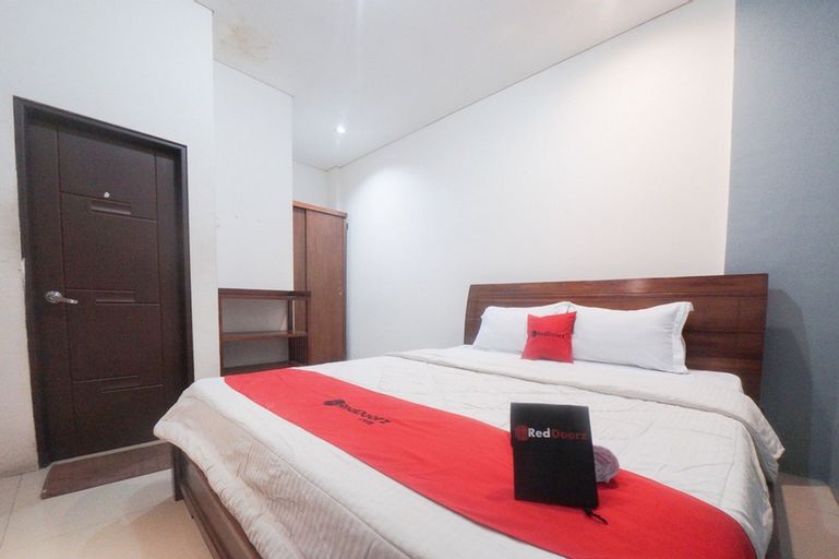 RedDoorz Plus Near Green Pramuka Square Mall, Jakarta Pusat Booking ...