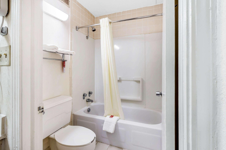 Bathroom 5, Econo Lodge Hartwell Area, Franklin