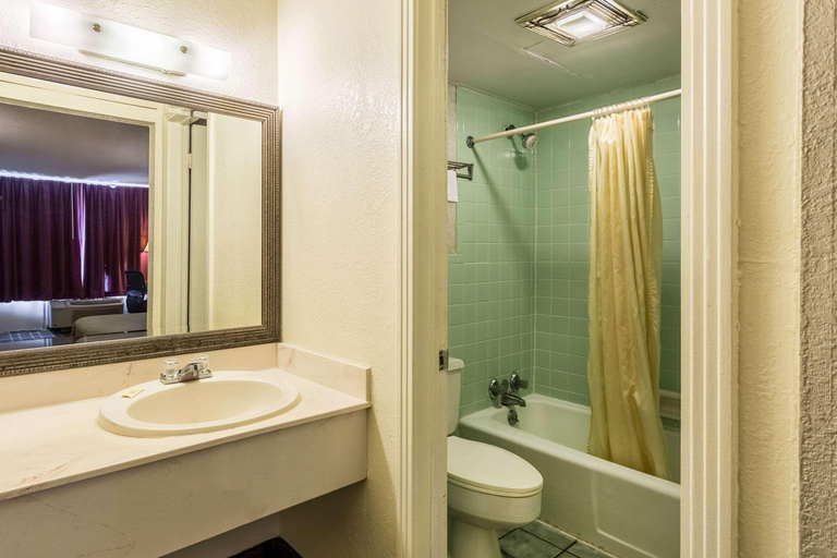 Bathroom 5, Rodeway Inn Denmark-Jackson, Madison