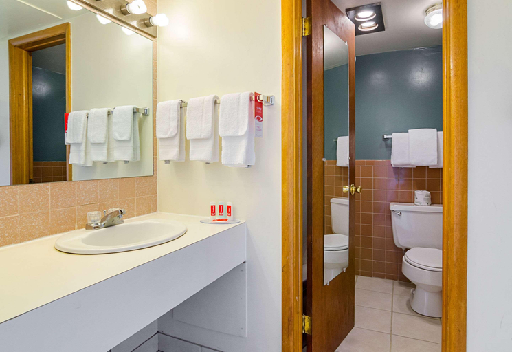 Bathroom 4, Econo Lodge Wakeeney, Trego