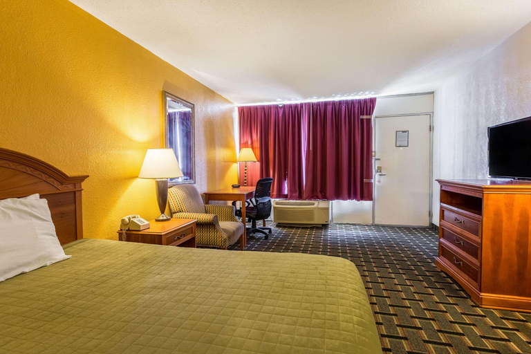Bedroom 4, Rodeway Inn Denmark-Jackson, Madison