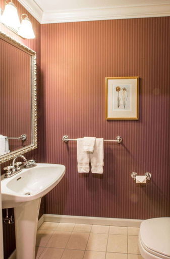 Bathroom 5, Carnegie House, Centre