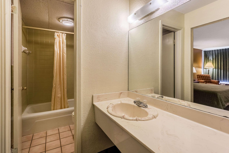 Bathroom 5, Rodeway Inn Denmark-Jackson, Madison