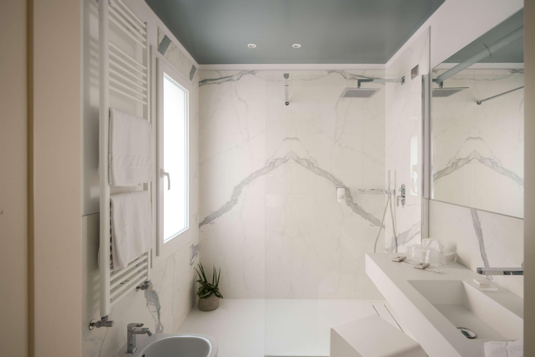 Bathroom 18
