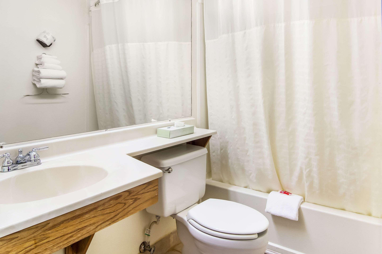 Bathroom, Days Inn by Wyndham Somerset PA I-70 I-76, Somerset