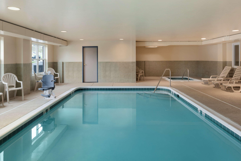 Sport & Beauty 5, Country Inn & Suites by Radisson, Harrisonburg, VA, Harrisonburg
