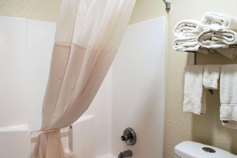 Bathroom 4, Quality Inn Plainfield - Indianapolis West, Hendricks