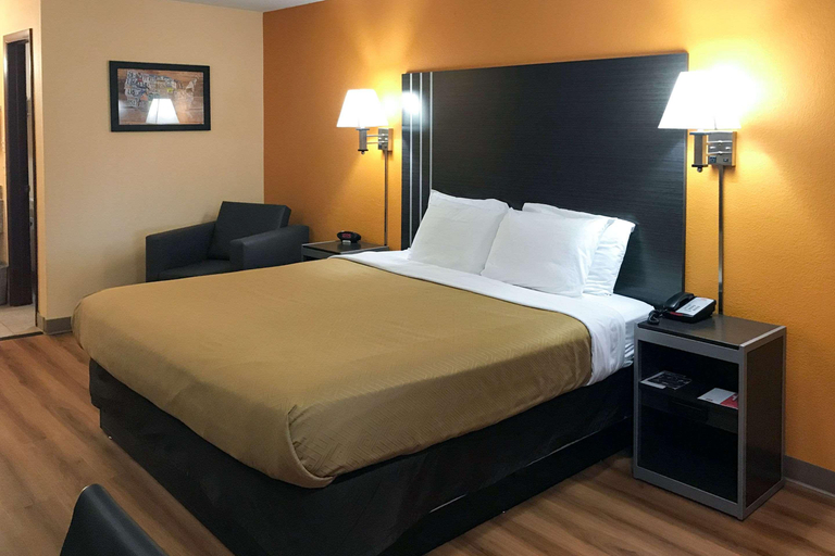 Bedroom 3, Econo Lodge Purcell, McClain