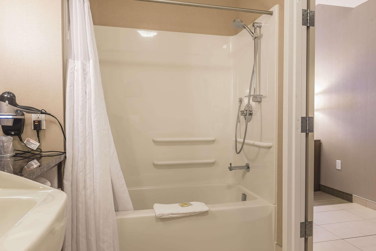 Bathroom 4, Quality Inn Sept-Îles, Sept-Rivières--Caniapiscau