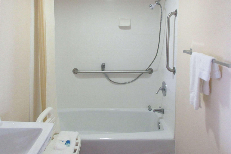 Bathroom 4, Rodeway Inn Sandusky - Cedar Point, Erie