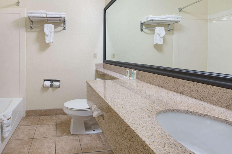 Bathroom 5, Quality Suites Temple I-35, Bell