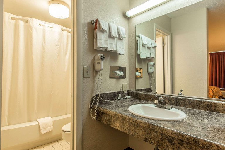 Bathroom, Days Inn by Wyndham Scottsboro AL, Jackson