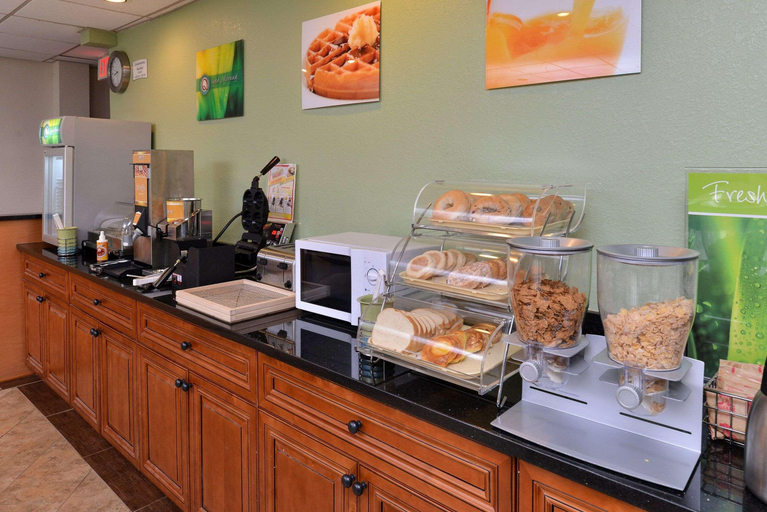 Food & Drinks 5, Quality Inn & Suites Matteson near I-5, Cook