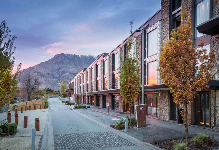 Exterior & Views
