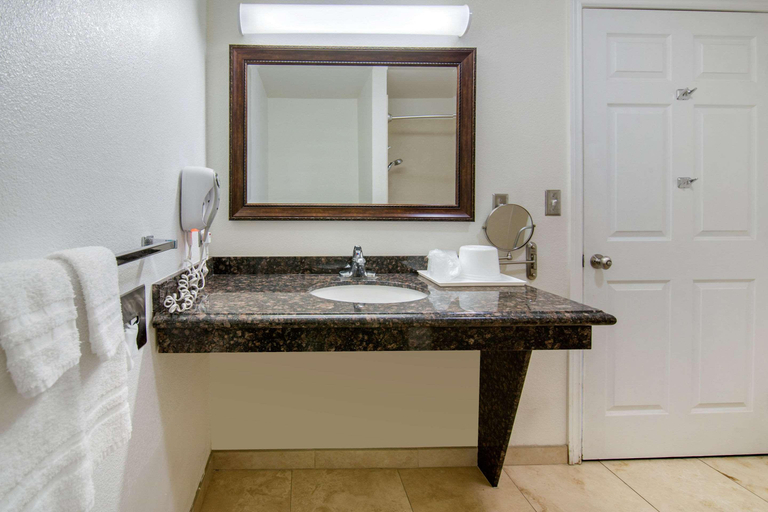 Bathroom 4, Rodeway Inn Adelanto US 395, San Bernardino