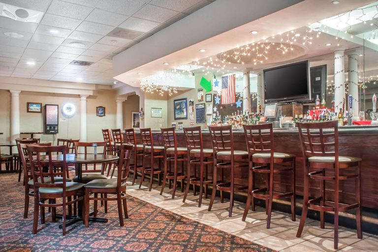 Food & Drinks 4, Quality Inn & Suites Palm Island Indoor Waterpark, Genesee