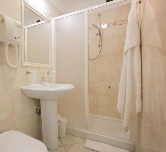 Bathroom 5, Hotel Domus Praetoria, Rome