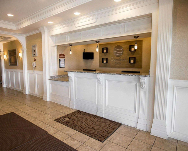 Public Area 2, Comfort Inn Hebron-Lowell Are, Lake