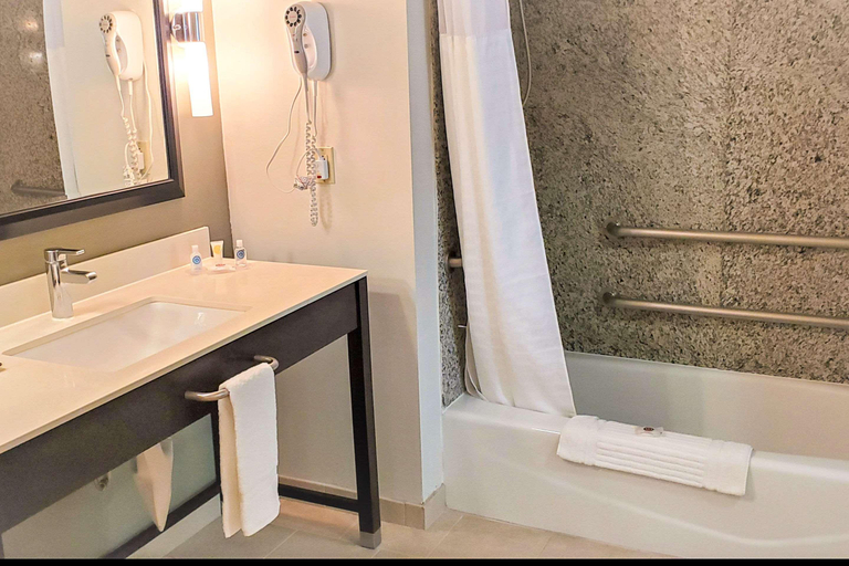 Bathroom 4, Comfort Inn&Suites Universal N. Hollywood Burbank, Los Angeles