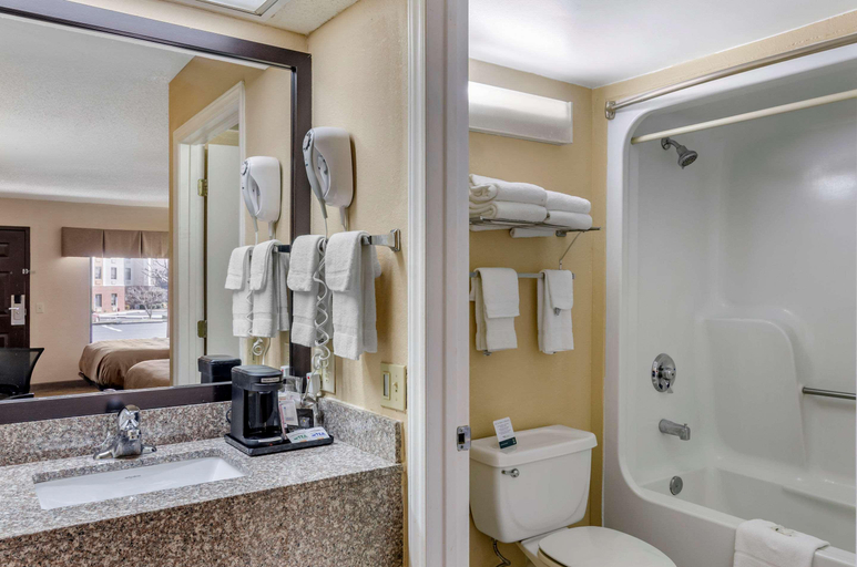 Bathroom 4, Quality Inn Hillsville, Carroll