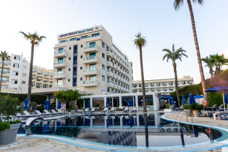 Sport & Beauty 3, Anonymous Beach Hotel