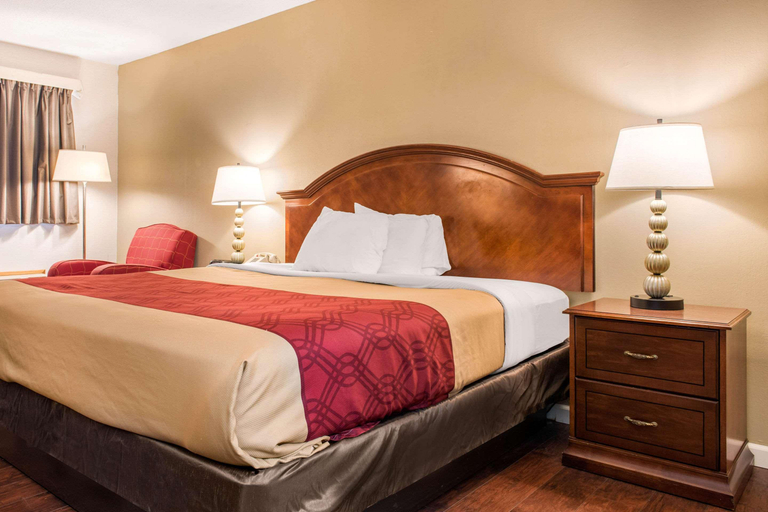 Bedroom 3, Econo Lodge Toledo, Lucas