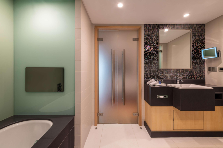 Bathroom 5, Radisson Blu Hotel Kuwait, Salwa