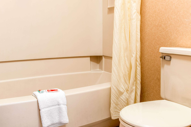 Bathroom 5, Econo Lodge Toledo, Lucas