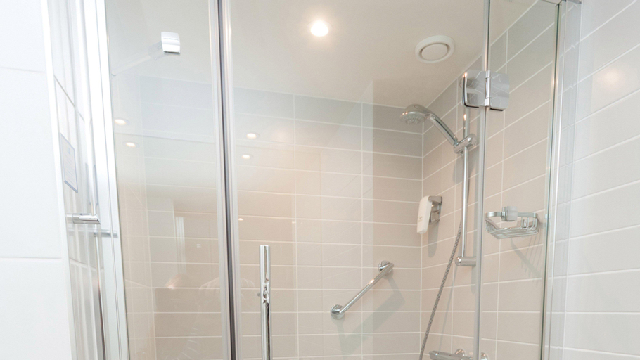 Bathroom 16