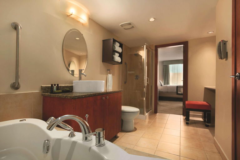 Bathroom 5, Embassy Suites Hotel Montreal, Montréal