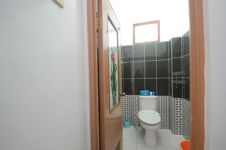 Bathroom 3, 艾里生态乌妮丝里卡琳嘉乌塔拉一号索洛酒店(Airy Eco Unisri Kalingga Utara Satu Solo), Solo