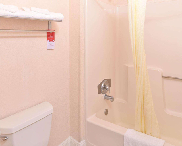 Bathroom, Econo Lodge Bellmawr Area, Camden