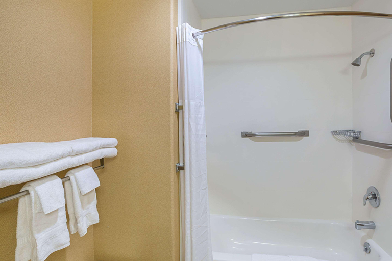 Bathroom 4, Quality Inn York, York