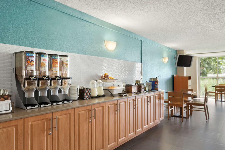 Food & Drinks 5, The Palms Inn & Suites, Miami-Dade