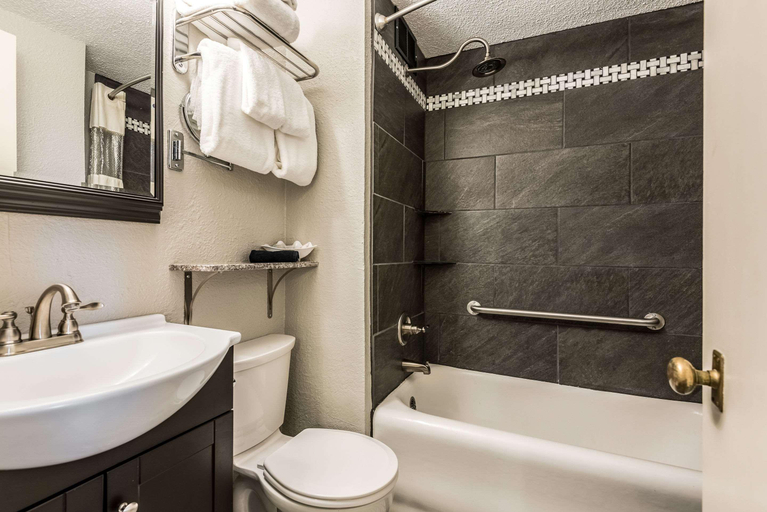 Bathroom 4, Hotel Bothwell, An Ascend Hotel Collection, Pettis