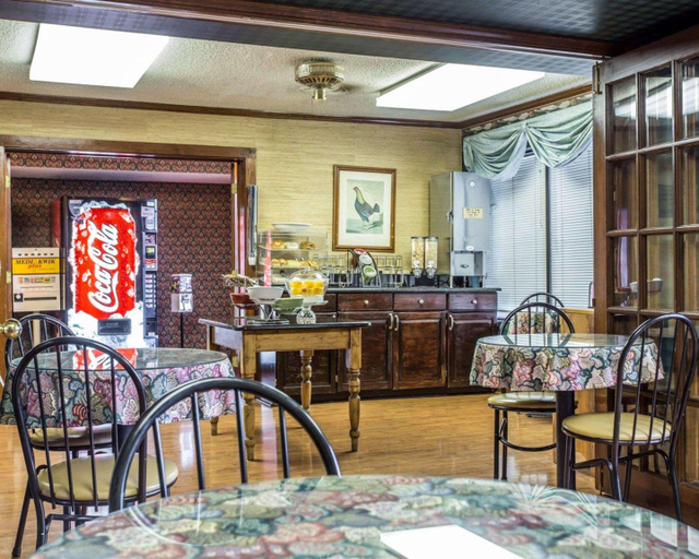 Food & Drinks 3, Red Roof Inn & Suites Cornelius - Lake Norman, Mecklenburg