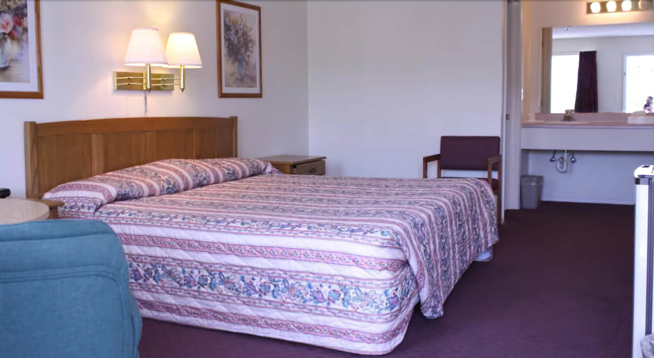Bedroom 3, Peach Tree Inn, Taney