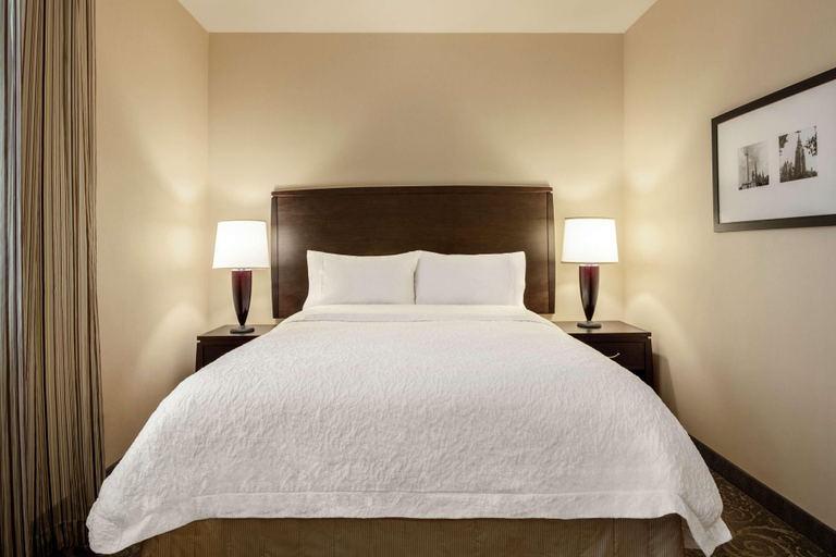 Bedroom 3, Hampton Inn & Suites Baltimore-Inner Harbor, Baltimore
