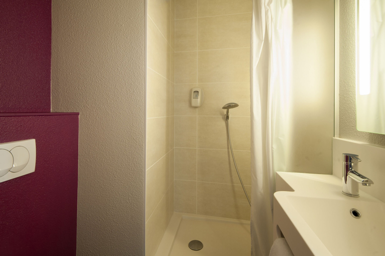 Bathroom 28