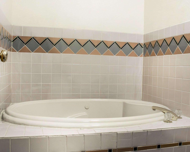 Bathroom 4, Quality Inn Winslow I-40, Navajo