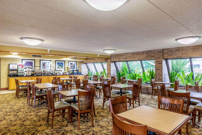 Food & Drinks 5, Clarion Inn & Suites Central I-44, Tulsa