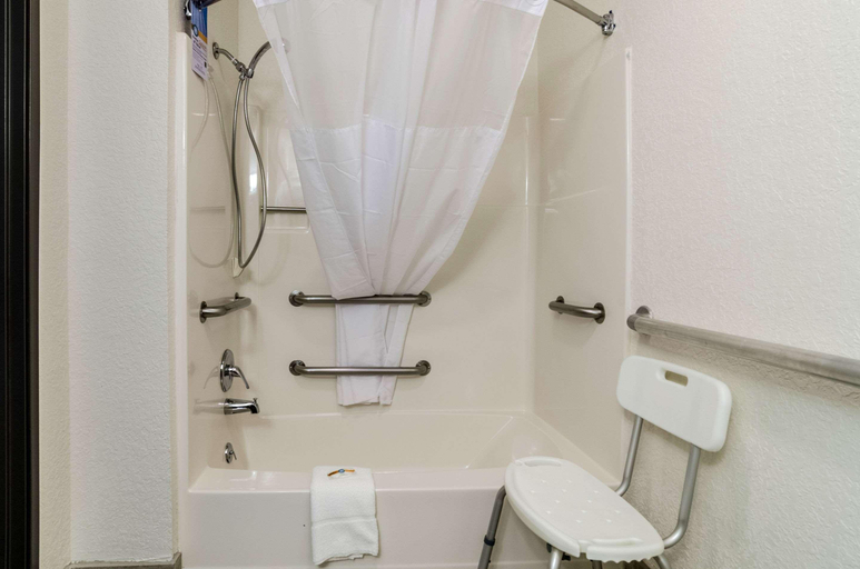 Bathroom 4, Quality Inn Great Bend, Barton
