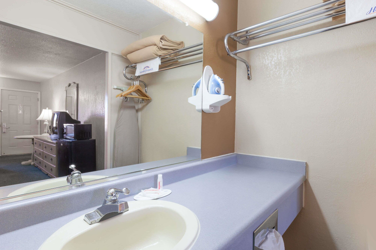 Bathroom 3, Howard Johnson by Wyndham Bakersfield, Kern