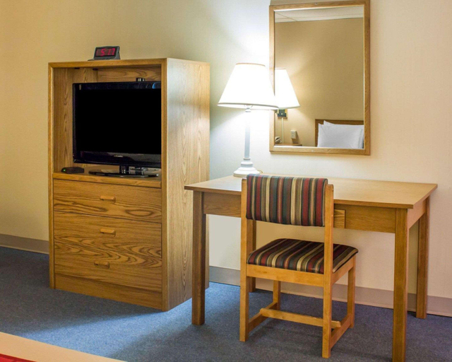 Bedroom 2, Econo Lodge Drums, Luzerne